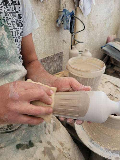 Lavorazione bottiglia in ceramica